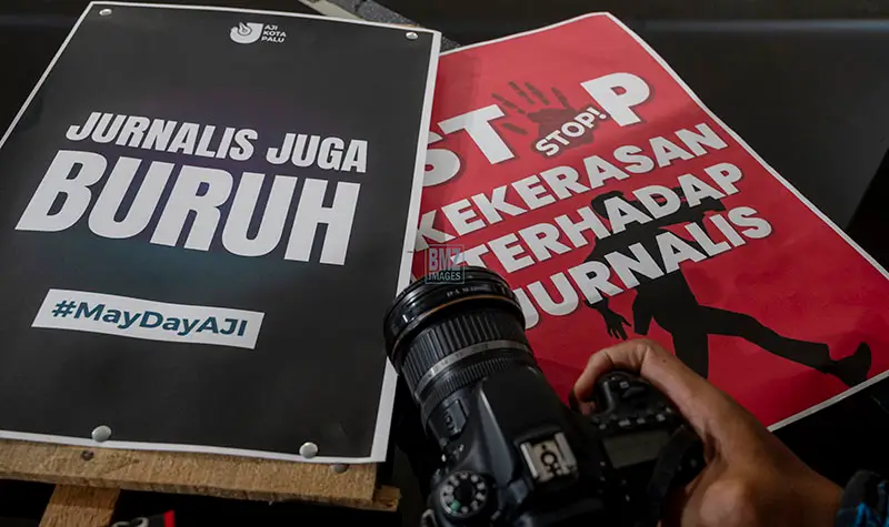 Jurnalis membawa pamplet pada aksi memperingati Hari Kebebasan Pers Sedunia di Kantor DPRD Sulteng, Jumat (2/5/2025). (bmzIMAGES/Basri Marzuki)