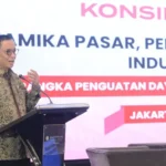 Kepala Eksekutif Pengawas Perbankan OJK, Dian Ediana Rae pada Konsinyering Pembiayaan Berkelanjutan Industri Tekstil dan Produk Tekstil di Jakarta, Jumat (16/5/2025). (Foto: OJK)