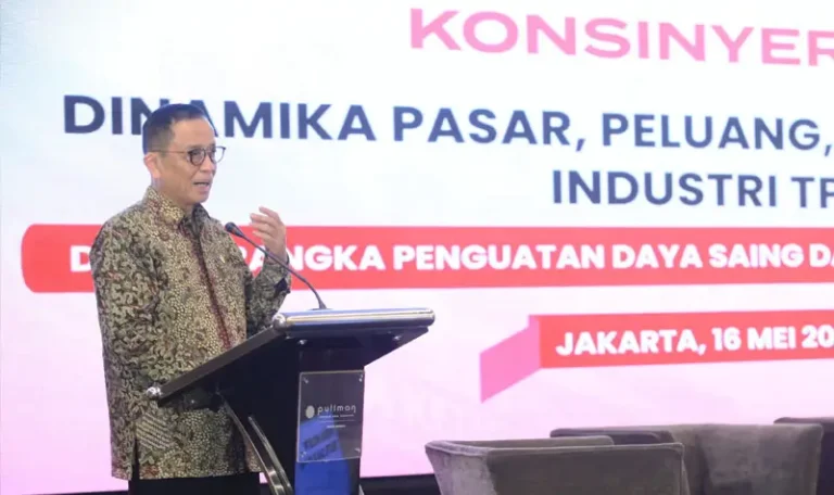 Kepala Eksekutif Pengawas Perbankan OJK, Dian Ediana Rae pada Konsinyering Pembiayaan Berkelanjutan Industri Tekstil dan Produk Tekstil di Jakarta, Jumat (16/5/2025). (Foto: OJK)