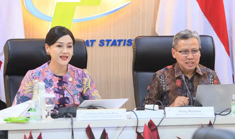 Kepala Eksekutif Pengawas Perilaku Usaha Jasa Keuangan, Edukasi, dan Perlindungan Konsumen OJK, Friderica Widyasari Dewi (kiri) pada konferensi ers di Jakarta, Jumat (2/5/2025). (Foto: OJK)
