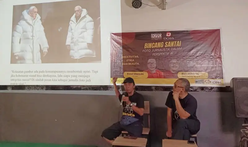 Beawiharta (kiri) dan Basri marzuki memberi paparannya terkait foto jurnalsitik dalam perspektif AI ada bincang santai yang digelar PFI Palu bekerjasama dengan DOSS di Palu, Rabu (7/5/2025). (Foto: PFI Palu)