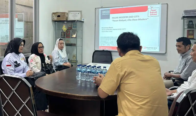 Wawali Palu Imelda Liliana Muhidin (ketiga kiri) bersama Sekot Palu, Iramyanti (kedua kirir) dan Ketua TP PKK Kota Palu, DIah Puspita (kiri) pada kunjungan ke Pasar Modern BSD Tangerang, Jumat (23/5/2025). (Foto: prokpim Setda Kota Palu)