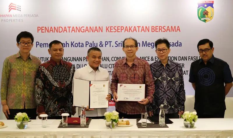 Wali Kota Palu, Hadaianto Rasyid (ketiga kiri) bersama Direktur Utama PT Srihapan Mega Persada, Bambang R. Loekman (ketiga kanan) usai meneken naskah kesepahaman pembangunan fasilitas MICE di Palu, Jumat (23/5/2025). (Foto: Prokopim Setd aKota Palu)