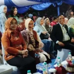 Asisten Bidang Pemerintahan dan Kesra Setda Kota Palu, Usman (kiri) pada penutupan Semarak Sulteng Nambaso di Lapangan Imanuel Palu, Senin (12/5/2025). (Foto: prokopim Setda Kota Palu/Imron)
