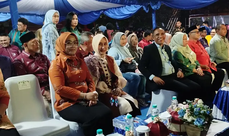 Asisten Bidang Pemerintahan dan Kesra Setda Kota Palu, Usman (kiri) pada penutupan Semarak Sulteng Nambaso di Lapangan Imanuel Palu, Senin (12/5/2025). (Foto: prokopim Setda Kota Palu/Imron)