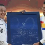 Wali Kota Palu, Hadianto Rasyid (kiri) menerima penghargaan Bapak UMKM Kota Palu dari pengurus Kadin Kota Palu, Rabu (28/5/2025). (Foto: prokopim Setda Kota Palu/Iwan)