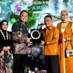 Wali KOta Palu, Hadianto Rasyid (kedua kiri) didampingi Ketua TP PKK Kota Palu, Diah Puspita menyerahkan cinderamata kepada Wali KOta Surabaya, Ery Cahyadi pada Gala Dinner dalam rangka Munas Apeksi di Surabaya, Rabu (7/5/2025). (Foto: Prokopim Setda Kota Palu)