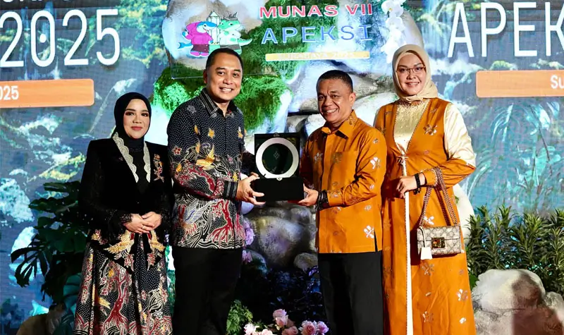 Wali KOta Palu, Hadianto Rasyid (kedua kiri) didampingi Ketua TP PKK Kota Palu, Diah Puspita menyerahkan cinderamata kepada Wali KOta Surabaya, Ery Cahyadi pada Gala Dinner dalam rangka Munas Apeksi di Surabaya, Rabu (7/5/2025). (Foto: Prokopim Setda Kota Palu)