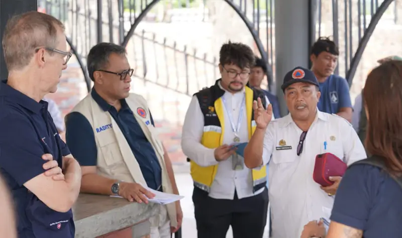 Kepala Pelaksana BPBD Kota Palu, Presly Tampubolon (kiri) mendampingi delegasi dari Kedutaan Swiss meninjau Huntap Talise, Rabu (14/5/2025). (Foto: Prokopim Setda Kota Palu/Iwan)
