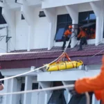 Proses evakuasi korban gempa bumi dari gedung pada simulasi bencana di Kantor Wali Kota Palu, Kamis (15/5/2025). (Foto: Prokopim Setda Kota Palu/Jufri)