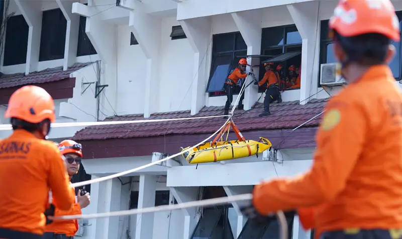 Proses evakuasi korban gempa bumi dari gedung pada simulasi bencana di Kantor Wali Kota Palu, Kamis (15/5/2025). (Foto: Prokopim Setda Kota Palu/Jufri)