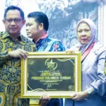 Mendagri, Tito Karnavian menyerahkan tanda pengahrgaan SPM Awards 2025 kepada Wagub Sulteng, dr Reny A Lamadjido di Jakarta, Jumat (23/5/2025). (Foto: Tim Media AH)