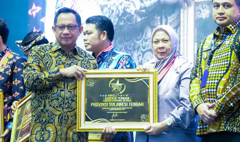 Mendagri, Tito Karnavian menyerahkan tanda pengahrgaan SPM Awards 2025 kepada Wagub Sulteng, dr Reny A Lamadjido di Jakarta, Jumat (23/5/2025). (Foto: Tim Media AH)