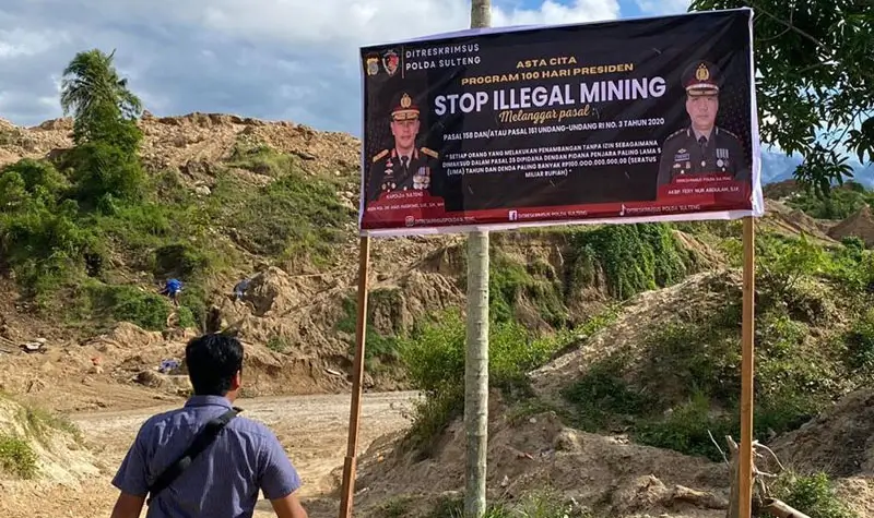 Spanduk peringatan PETI yang dipasang di sejumlah lokasi di Parigi Moutong, Kamis (22/5/2025). (Foto: Humas Polda Sulteng)