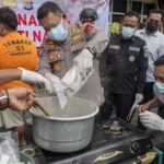 Kapolresta Palu, Kombes Pol Deny Abrahams (tengah menuang sabu ke dalam panci pada pemusnahan barang bukti sabu di Mapolreta Palu, Rabu (21/5/2025). (Foto: bmzIMAGES/bmz)