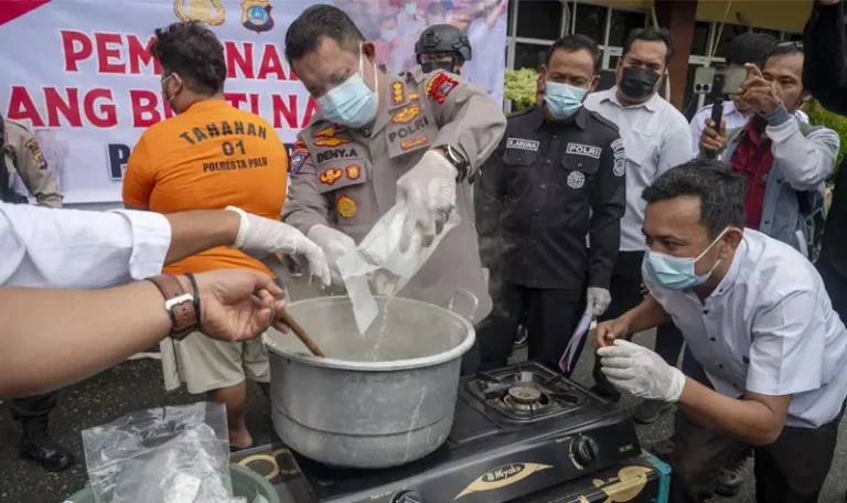 Kapolresta Palu, Kombes Pol Deny Abrahams (tengah menuang sabu ke dalam panci pada pemusnahan barang bukti sabu di Mapolreta Palu, Rabu (21/5/2025). (Foto: bmzIMAGES/bmz)
