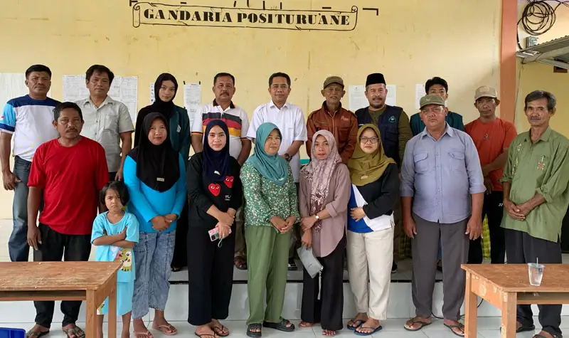 Foto bersama usaI Penyuluhan Undang - Undang Desa dan Pemberdayaan BUMDes di Desa Gio TImur, Paigi Moutong, Minggu (25/5/2025) (Foto: UIN Datoakrama)