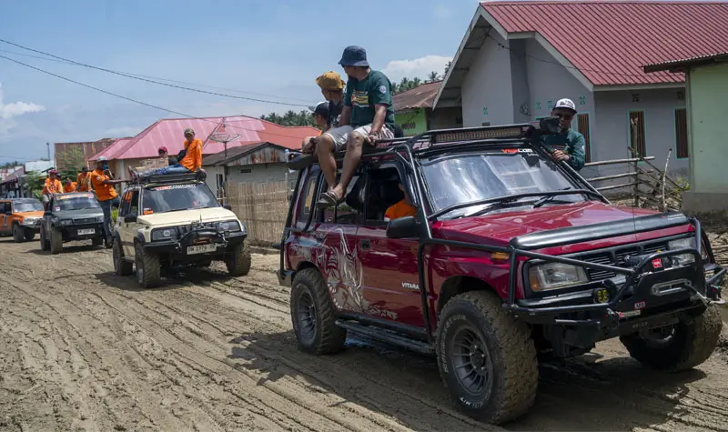 Iring-iringan kendaraan VES Sulteng menembus lumpur tebal membawa bantuan untuk kobran banjir bandang Desa Wombo, Donggala, Sabtu (31/5/2025) (Foto: bmz)