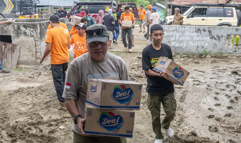 Sejumlah anggota VES Sulteng mendistribusikan bantuan untuk dsalurkan ke korban bencana banjri bandang Desa Wombo, Sabtu (31/5/2025). (Foto: bmz)
