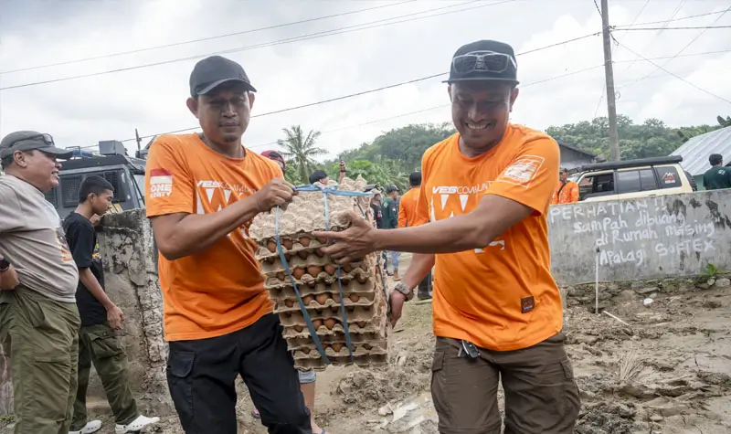 Sejumlah anggota VES Sulteng mendistribusikan bantuan untuk dsalurkan ke korban bencana banjri bandang Desa Wombo, Sabtu (31/5/2025). (Foto: bmz)