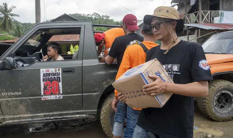 Sejumlah anggota VES Sulteng mendistribusikan bantuan untuk dsalurkan ke korban bencana banjri bandang Desa Wombo, Sabtu (31/5/2025). (Foto: bmz)