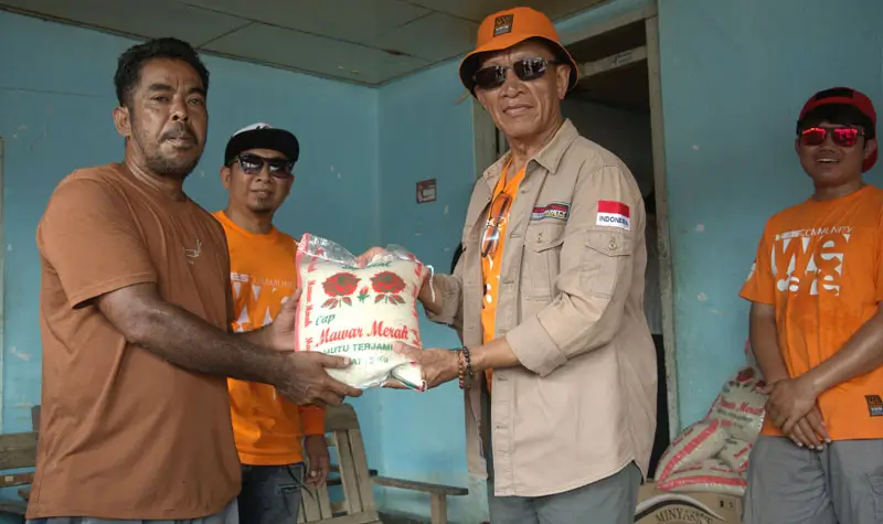 Korwil VES Sutleng, Mawardin Tjambaru menyerahkan bantuan kepada korban banjri bandang Desa Wombo, Sabtu (31/5/2025). (Foto: bmz)