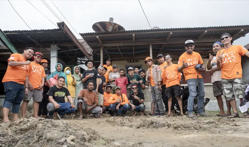 Foto bersama usai distribusi bantuan VES Sulteng untuk kobran banjir bandang Desa Wombo, Donggala, Sabtu (31/5/2025) (Foto: bmz)