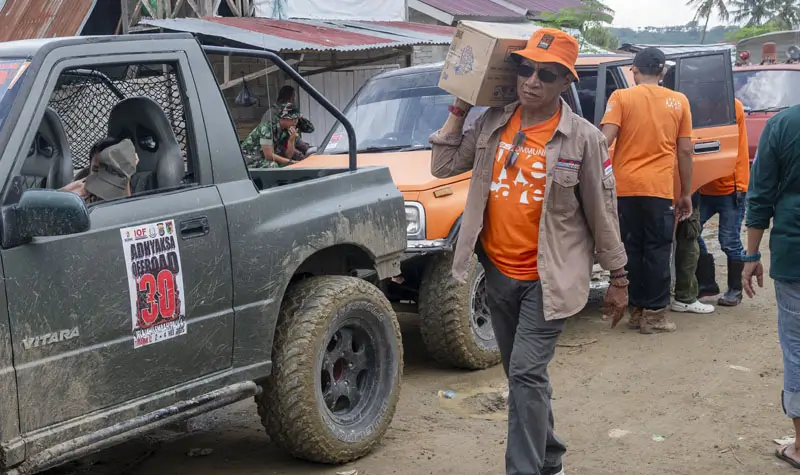 Korwil VES Sulteng, Mawardin Tjambaru memanggul bantuan untuk dsalurkan ke korban bencana banjri bandang Desa Wombo, Sabtu (31/5/2025). (Foto: bmz)