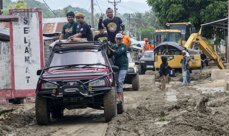 Iring-iringan kendaraan VES Sulteng menembus lumpur tebal membawa bantuan untuk kobran banjir bandang Desa Wombo, Donggala, Sabtu (31/5/2025) (Foto: bmz)