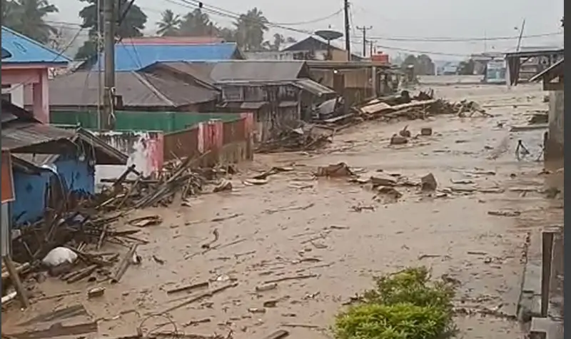 Suasana Desa Wombo yang diterjang bajri bandang, Selasa (27/5/2025). (Foto: Tangkapan layar FB)