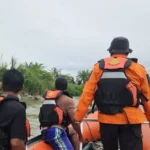 Tim SAR Gabungan menyusuri sungai mencari anak yang terbawa hanyut, JUmat (2/5/2025). (Foto: basarnas Palu)