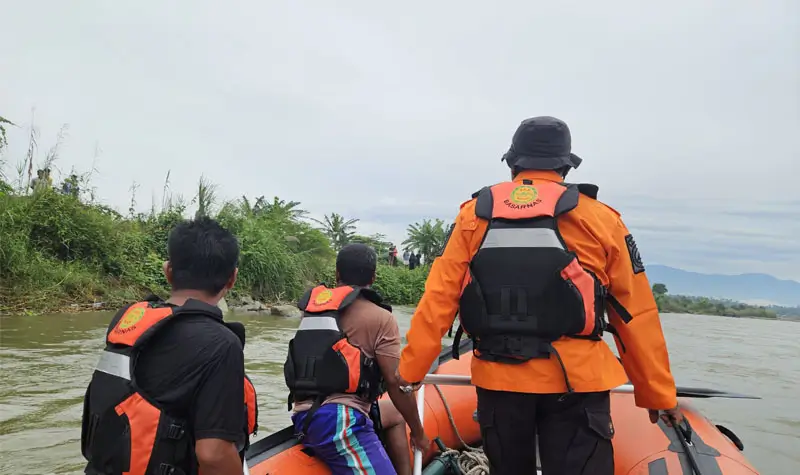 Tim SAR Gabungan menyusuri sungai mencari anak yang terbawa hanyut, JUmat (2/5/2025). (Foto: basarnas Palu)