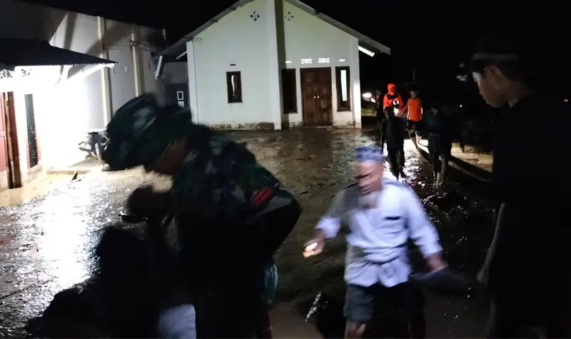 Upaya encarian seoarn warga yang hilang terseret arus pada banjir bandang di Desa Wombo, Tanantovea, Donggala, Selasa (27/5/2025). (Foto: Basarnas Palu)