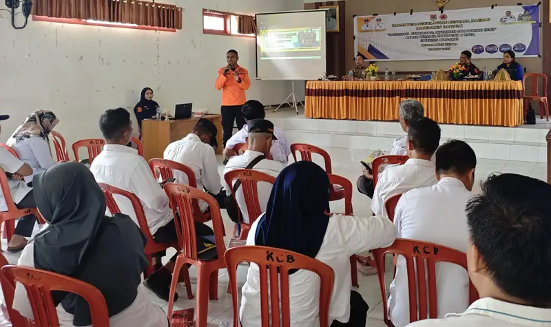 Komandan Pos SAR Luwuk, Liberatus Fahongoi menyampaikan materi pada edukasi kebencanaan di Kecamatan Bunta, Banggai, Rabu (30/4/2025). (Foto: Basarnas Palu)