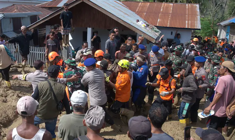 Tim SAR Gabungan mengevakuasi jenazah Rano (54) yang ditemukan meninggal dunia di lokasi banjir bandang Desa Wombo, Donggala, Rabu (28/5/2025). (Foto: bmzIMAGES/Basri marzuki)