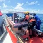 Tim SAR mengevakusai penumpang long boat yang mati mesin di perairan Bokan, Banggai Laut, Rabu (28/5/2025). (Foto: Basarnas Palu)
