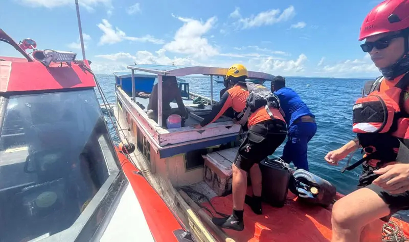 Tim SAR mengevakusai penumpang long boat yang mati mesin di perairan Bokan, Banggai Laut, Rabu (28/5/2025). (Foto: Basarnas Palu)