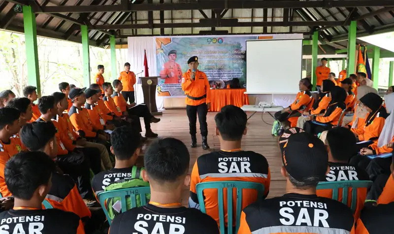 Koordinator Intrukstur memberikan pengarahan kepa peserta Pelatihan Teknis Jungle bagi Potensi SAR di Tahura Kapopo, NgataBaru, Sigi, Senin (5/5/2025). (Foto: Humas Basarnas Palu)