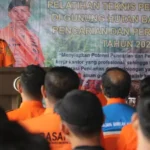 Kepala Kantor Pencarian dan Pertolongan Palu, Muh Rizal menyampaikan sambutan pada pembukaan Pelatihan Teknis Jungle bagi Potensi SAR di Tahura Kapopo, NgataBaru, Sigi, Senin (5/5/2025). (Foto: Humas Basarnas Palu)