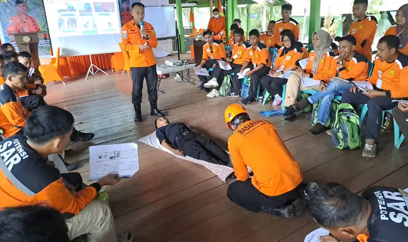 Intrukstur memperlihatkan cara penanganan korban pada Pelatihan Teknis Jungle bagi Potensi SAR di Tahura Kapopo, NgataBaru, Sigi, Senin (5/5/2025). (Foto: Humas Basarnas Palu)
