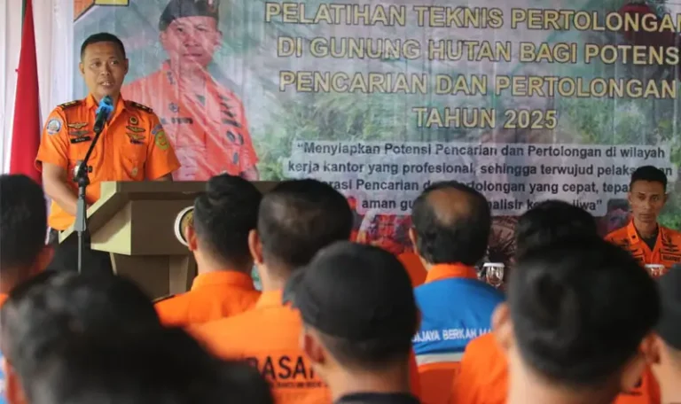 Kepala Kantor Pencarian dan Pertolongan Palu, Muh Rizal menyampaikan sambutan pada pembukaan Pelatihan Teknis Jungle bagi Potensi SAR di Tahura Kapopo, NgataBaru, Sigi, Senin (5/5/2025). (Foto: Humas Basarnas Palu)