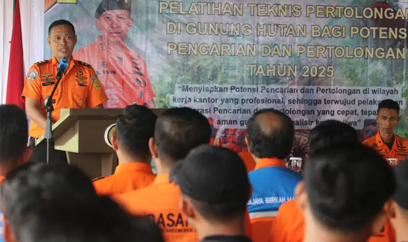 Kepala Kantor Pencarian dan Pertolongan Palu, Muh Rizal menyampaikan sambutan pada pembukaan Pelatihan Teknis Jungle bagi Potensi SAR di Tahura Kapopo, NgataBaru, Sigi, Senin (5/5/2025). (Foto: Humas Basarnas Palu)
