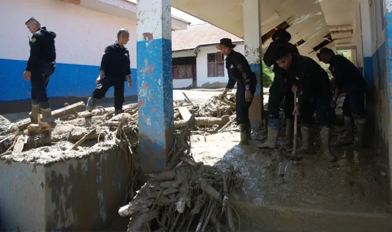 Sejumlah personel Brimob Polda Sutleng membersihan SMPN 2 Tanantovea dari lumpur akibat banjir bandang di Desa Wombo, Donggala, Rabu (28/5/2025). (Foto: bmzIMAGES/Basri Marzuki)