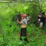 Warga menyaksikan jasad pria yang tergantung di pohon di Kelurahan Petobo, Kamis (16/5/2025). (Foto: Humas Polresta Palu)