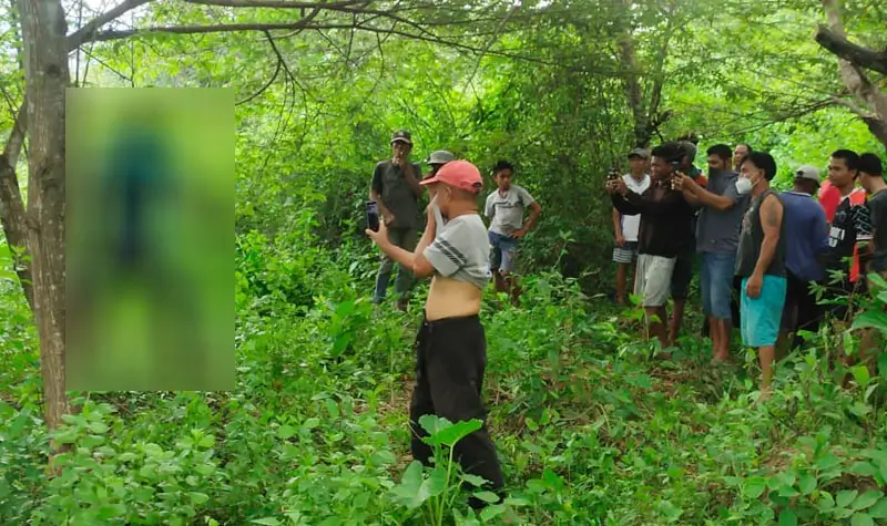 Warga menyaksikan jasad pria yang tergantung di pohon di Kelurahan Petobo, Kamis (16/5/2025). (Foto: Humas Polresta Palu)