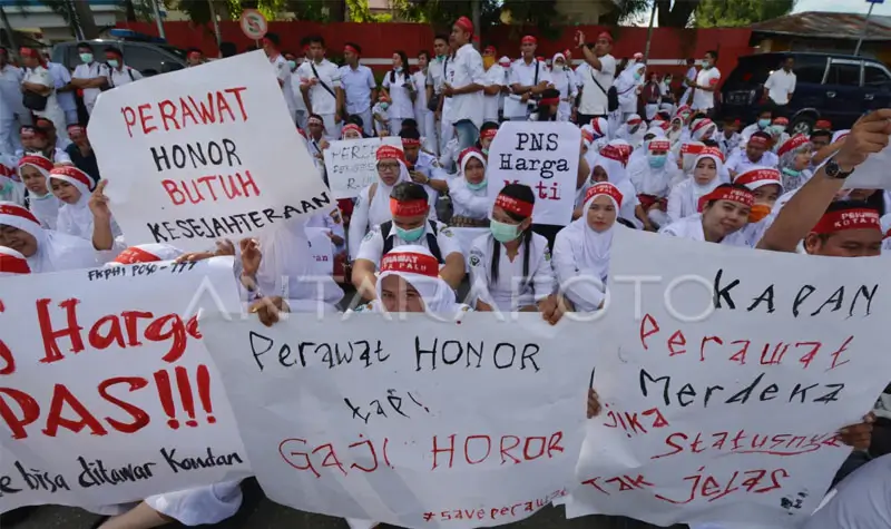 Ilustrasi Sejumlah perawat membawa poster saat melakukan aksi unjuk rasa di depan Kantor DPRD Sulteng, di Palu, Sulawesi Tengah, Jumat (7/7). Sekitar seribu perawat berstatus honorer di sejumlah rumah sakit dan lembaga kesehatan dari seluruh kabupaten se-Sulawesi Tengah menggelar aksi unjuk rasa untuk menuntut perbaikan kesejahteraan. ANTARA FOTO/Basri Marzuki/kye/17