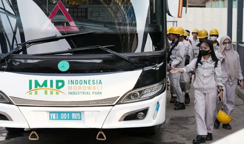 Pekerja bersiap menaiki bus di Kawasan PT IMIP. (foto: ist)