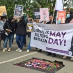 Aksi damai jurnalis memperingati Hari Buruh Inetrnasional di depan kantor DPRD Sulteng di Palu, Jumat (2/5/2025). (Foto: Koalisi Rumah Jurnalis)