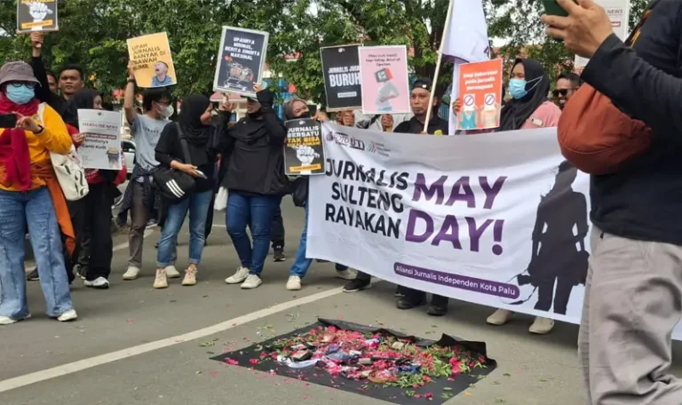 Aksi damai jurnalis memperingati Hari Buruh Inetrnasional di depan kantor DPRD Sulteng di Palu, Jumat (2/5/2025). (Foto: Koalisi Rumah Jurnalis)