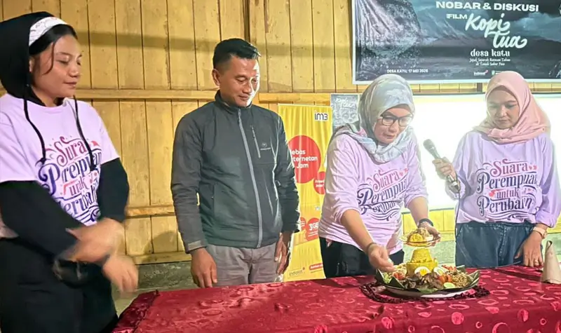 Peluncuran Juwita oleh tiga jurnalis perempuan, Kartini Nainggolan (kedua kanan), Indrawati Zainuddin (kanan) dan Kristina Natalia Abast (kiri) di Desa Katu, Poso, Sabtu (17/5/2025). (Foto: Juwita)